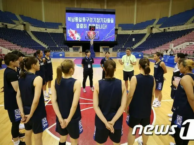 北朝鮮官営媒体たちが4日、バスケットボールの南北合同チームに向けた韓国代表団の平壌（ピョンヤン）入りを報道した。