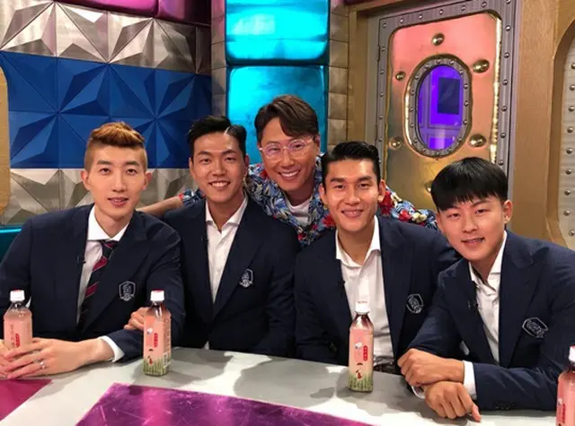＜2018W杯＞韓国代表チョ・ヒョヌ（GK）ら人気バラエティの収録に参加…MCが記念写真公開（提供:OSEN）