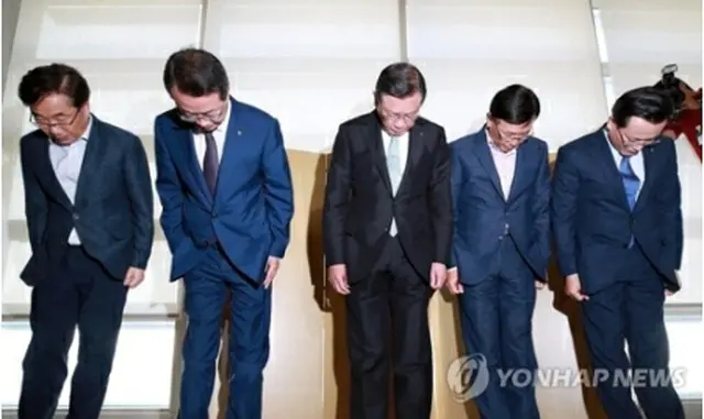 会見で謝罪するクムホアシアナグループの朴三求会長（中央）と役員＝４日、ソウル（聯合ニュース）