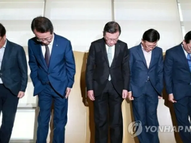 会見で謝罪するクムホアシアナグループの朴三求会長（中央）と役員＝４日、ソウル（聯合ニュース）