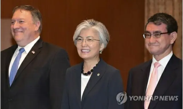 ６月１４日、ソウルで開かれた韓米日３カ国外相会談に出席した（左から）ポンペオ氏、韓国の康京和（カン・ギョンファ）外交部長官、河野太郎外相＝（聯合ニュース）