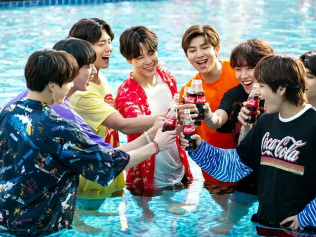 コカ・コーラの夏のキャンペーンモデルとして活躍中の俳優パク・ボゴムとアイドルグループ「防弾少年団（BTS）」のコカ・コーラの夏のTV広告撮影現場ビハインドカットが公開され話題だ。（提供:news1）