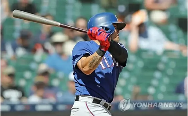 タイガース戦の９回表、安打を放つ秋信守。４７試合連続出塁を記録した＝８日、デトロイト（ＡＦＰ＝聯合ニュース）
