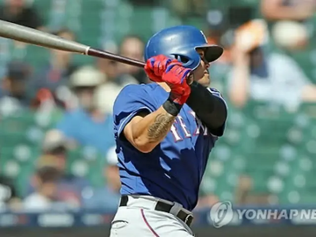 タイガース戦の９回表、安打を放つ秋信守。４７試合連続出塁を記録した＝８日、デトロイト（ＡＦＰ＝聯合ニュース）