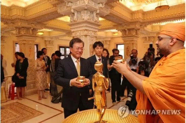 世界最大のヒンズー教寺院のアークシャルダーム寺院を訪れた文大統領＝８日、ニューデリー（聯合ニュース）