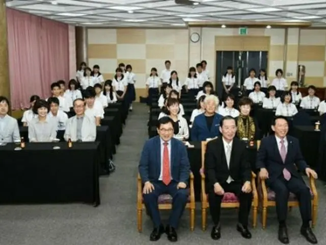 慶州市内のホテルで修学旅行生歓迎会が行われ、朱洛栄慶州市長などがあいさつした（慶州市提供）＝（聯合ニュース）