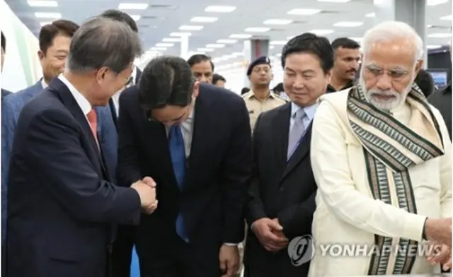 文大統領（左端）にあいさつする李副会長＝9日、ノイダ（聯合ニュース）