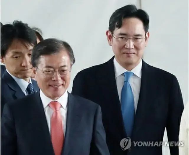 サムスン電子の新工場で李副会長（右）の出迎えを受けた文大統領＝９日、ノイダ（聯合ニュース）