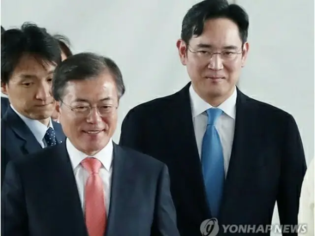 サムスン電子の新工場で李副会長（右）の出迎えを受けた文大統領＝９日、ノイダ（聯合ニュース）