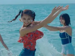 「TWICE」ツウィ、新曲MVでのバカンスルックが話題に…着用スイムウェアはETAMの製品