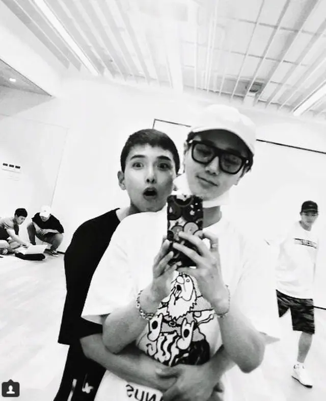 韓国ボーイズグループ「SUPER JUNIOR」メンバーのイェソンが、先日除隊したばかりのリョウクと練習中の様子を公開した。（提供:OSEN）