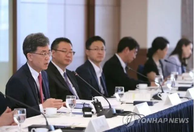 通商交渉民間諮問委員会であいさつを述べる金鉉宗本部長（左端）＝１６日、ソウル（聯合ニュース）