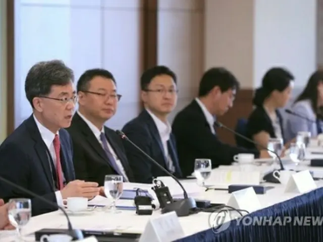 通商交渉民間諮問委員会であいさつを述べる金鉉宗本部長（左端）＝１６日、ソウル（聯合ニュース）