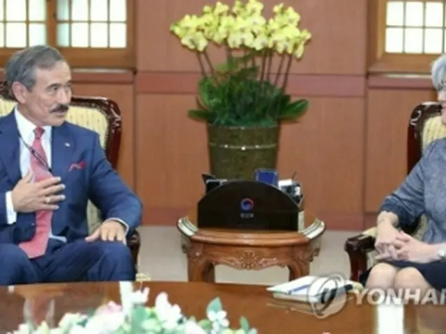 会談する康京和長官（右）とハリス氏＝１６日、ソウル（聯合ニュース）