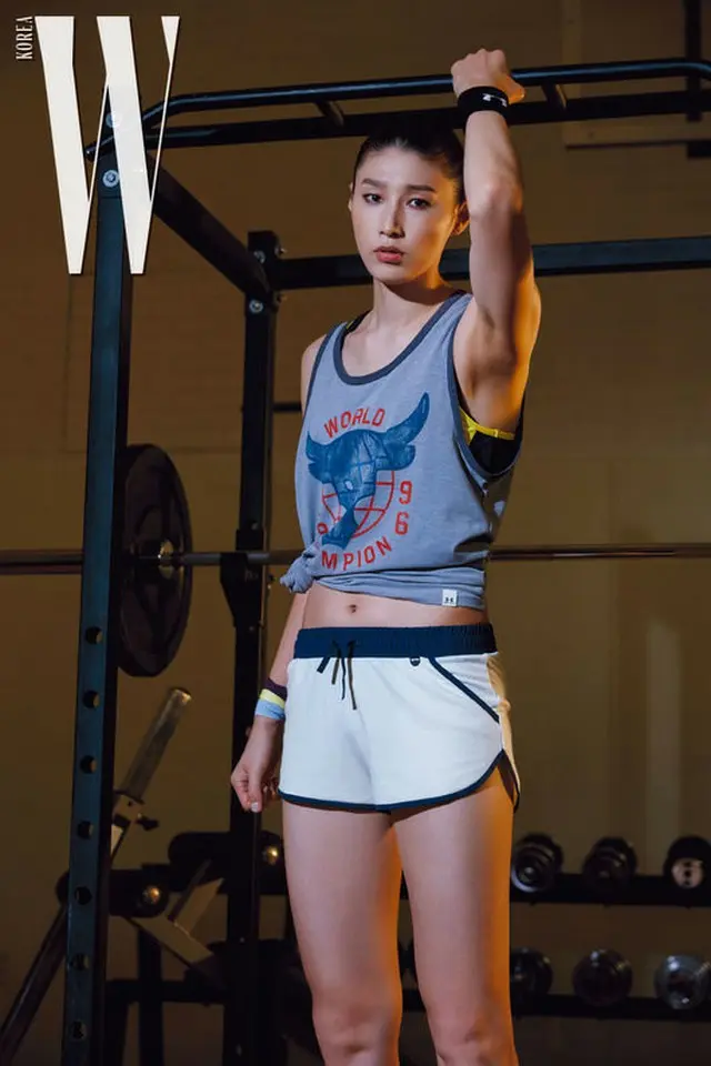 グローバルスポーツブランド「UNDER ARMOUR（アンダーアーマー）」が“バレーの女帝”キム・ヨンギョンの画報を公開した。（提供:OSEN）