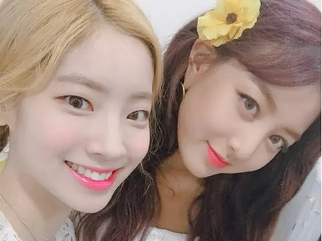 韓国ガールズグループ「TWICE」メンバーのダヒョンが、ジヒョとミナと共にファンサービス写真を公開した。（提供:OSEN）