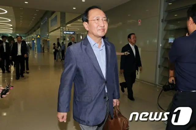違法政治資金の授受疑惑を受ける、韓国・正義党の魯会燦（ノ・フェチャン）院内代表（61）が23日午前、ソウル中区（チュング）のマンションから飛び降りた。
