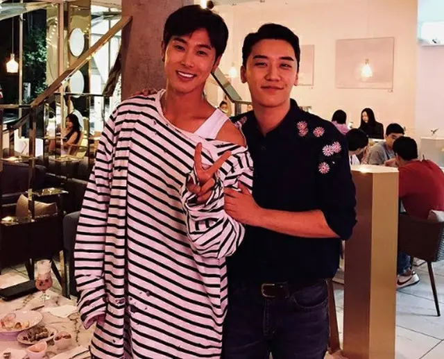 韓国歌手V.I（BIGBANG）とユンホ（東方神起）が変わらない友情を見せた。（提供:OSEN）