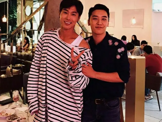 韓国歌手V.I（BIGBANG）とユンホ（東方神起）が変わらない友情を見せた。（提供:OSEN）
