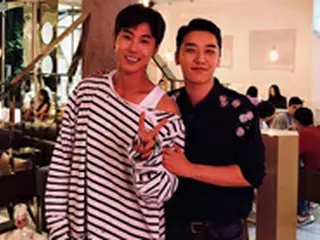 V.I（BIGBANG）、日本での事務所が同じで故郷も同じの先輩ユンホ（東方神起）との2ショット公開