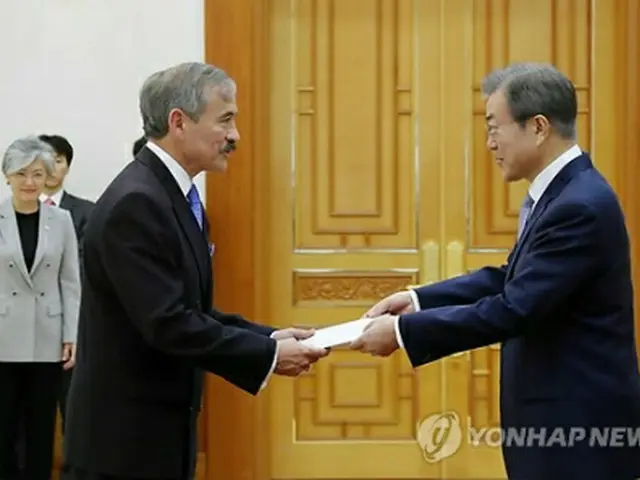 駐韓大使信任状捧呈式で今月７日に着任した米国のハリス駐韓大使（左）から信任状を受け取る文大統領＝２５日、ソウル（聯合ニュース）