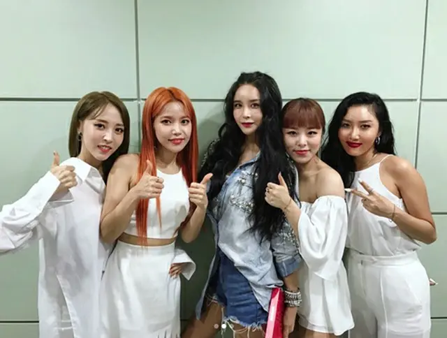6年ぶりに歌手活動を始めたハリスが、ガールズグループ「MAMAMOO」と共に撮った写真を公開した。（提供:OSEN）