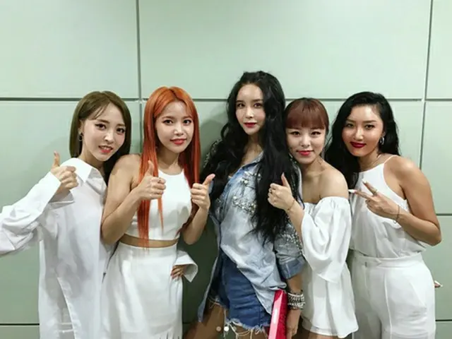 6年ぶりに歌手活動を始めたハリスが、ガールズグループ「MAMAMOO」と共に撮った写真を公開した。（提供:OSEN）