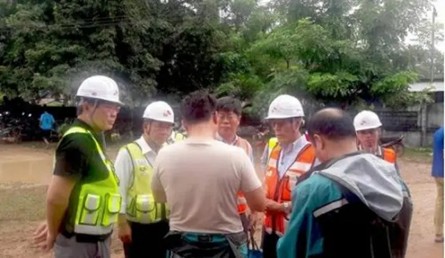 安社長（左端）はダム事故の現場を訪れ、救助活動や復旧作業の状況を点検した（ＳＫ建設提供）＝（聯合ニュース）