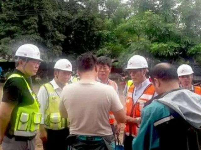 安社長（左端）はダム事故の現場を訪れ、救助活動や復旧作業の状況を点検した（ＳＫ建設提供）＝（聯合ニュース）