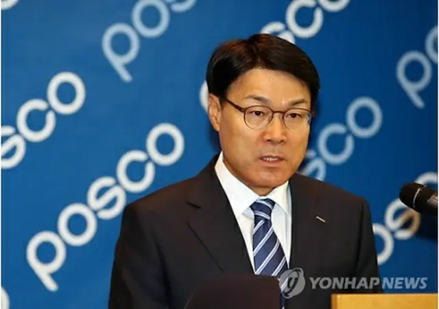 記者会見する崔正友ポスコ新会長＝２７日、ソウル（聯合ニュース）