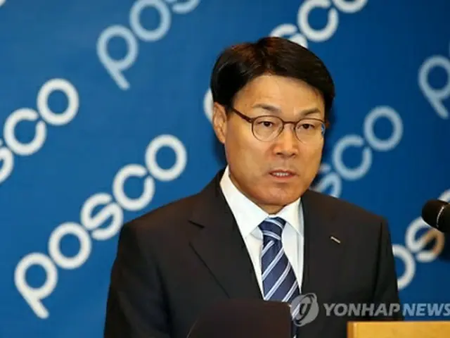 記者会見する崔正友ポスコ新会長＝２７日、ソウル（聯合ニュース）