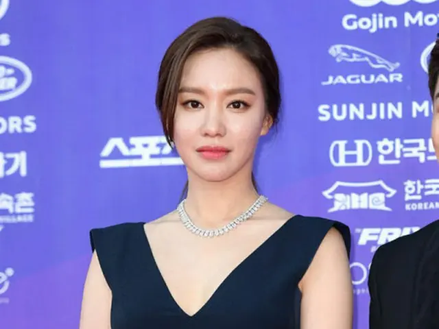 韓国女優キム・アジュンが信号無視で接触事故を起こしたとされるなか、所属事務所側は「確認中」という立場だ。（提供:OSEN）