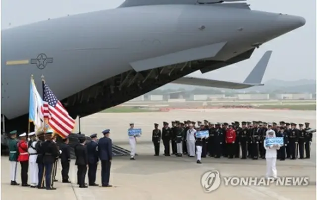 在韓米空軍の基地で米輸送機から降ろされる遺骨（写真共同取材団）＝２７日、平沢（聯合ニュース）