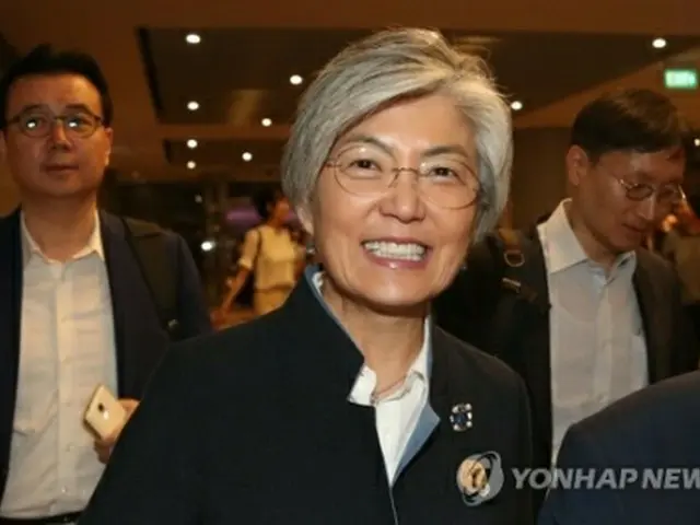 シンガポールに到着した康外交部長官=31日、シンガポール(聯合ニュース)