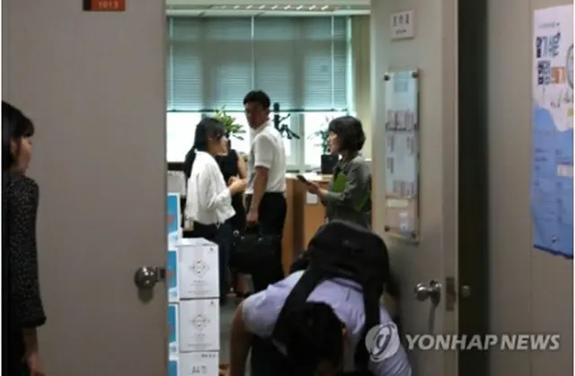 検察の家宅捜索を受けて外交部職員が条約課オフィスのドアを閉めている＝２日、ソウル（聯合ニュース）