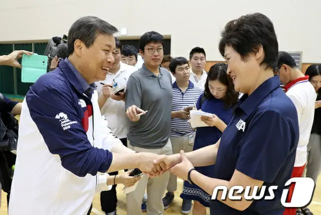 韓国の文化体育観光相、アジア大会選手村を訪問し北コーチと”固い握手”