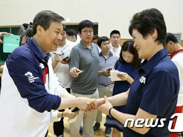 韓国の文化体育観光相、アジア大会選手村を訪問し北コーチと”固い握手”