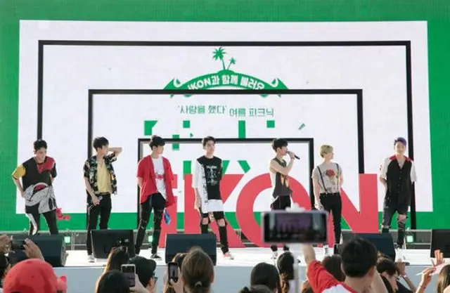 4日午後5時30分、ソウル・漢江公園イェビッ島で「PiKONIC DAY」を開催した「iKON」。（提供:OSEN）