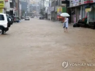 ［写真］韓国北東部で記録的な雨　道路冠水など被害相次ぐ