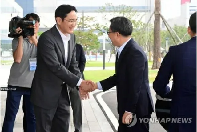 握手を交わす李在鎔氏（左）と金東ヨン氏＝６日、平沢（聯合ニュース）