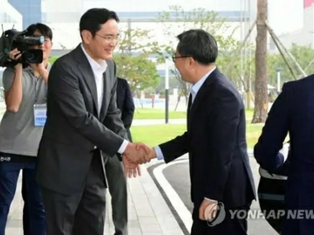 握手を交わす李在鎔氏（左）と金東ヨン氏＝６日、平沢（聯合ニュース）