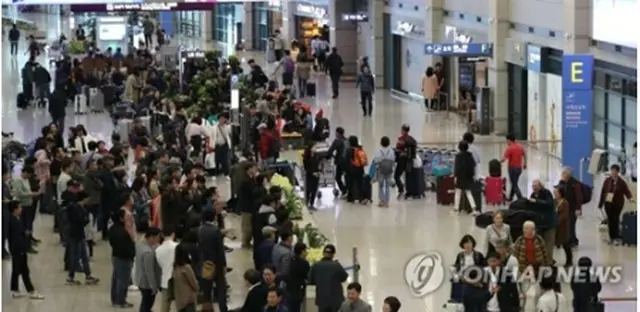 多くの人で混み合う仁川国際空港（資料写真）＝（聯合ニュース）