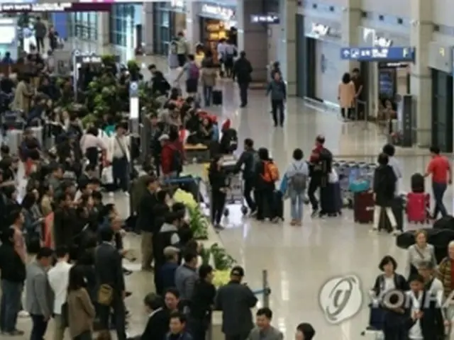 多くの人で混み合う仁川国際空港（資料写真）＝（聯合ニュース）