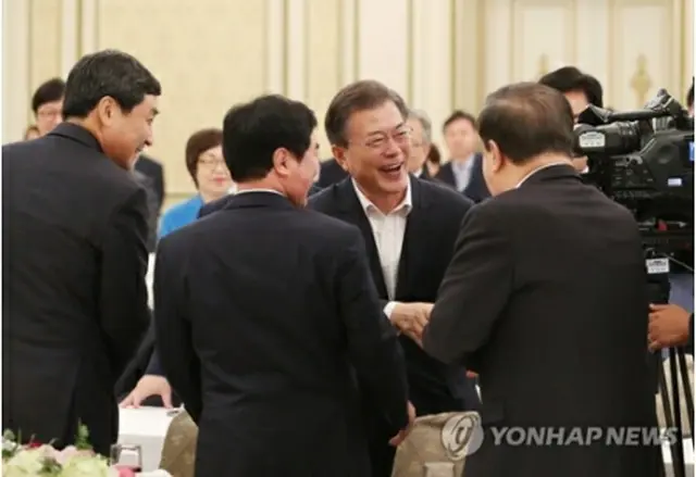 昨年８月２６日、青瓦台で与党国会議員との昼食会を開いた文大統領（中央）＝（聯合ニュース）