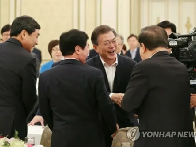 昨年８月２６日、青瓦台で与党国会議員との昼食会を開いた文大統領（中央）＝（聯合ニュース）
