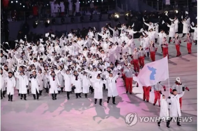 平昌冬季五輪開会式で独島が描かれていない朝鮮半島旗に続いて合同入場する南北の選手団（資料写真）＝（聯合ニュース）