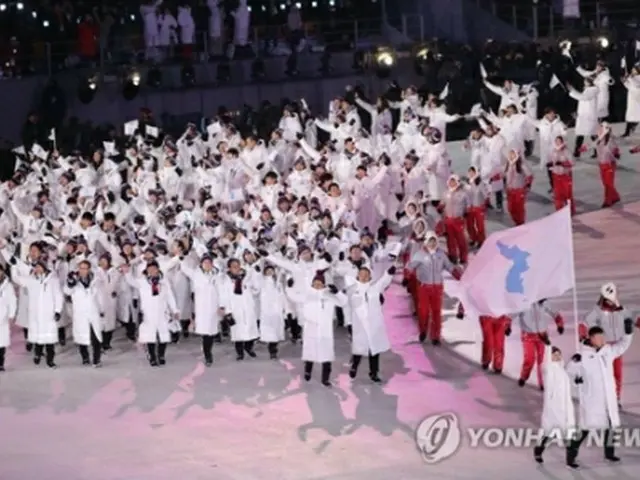 平昌冬季五輪開会式で独島が描かれていない朝鮮半島旗に続いて合同入場する南北の選手団（資料写真）＝（聯合ニュース）