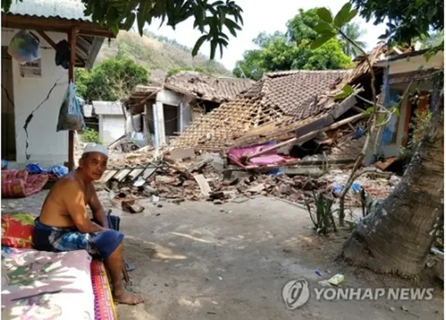 地震で崩壊したインドネシアの家屋＝７日、ロンボク（聯合ニュース）