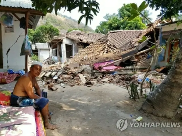 地震で崩壊したインドネシアの家屋＝７日、ロンボク（聯合ニュース）