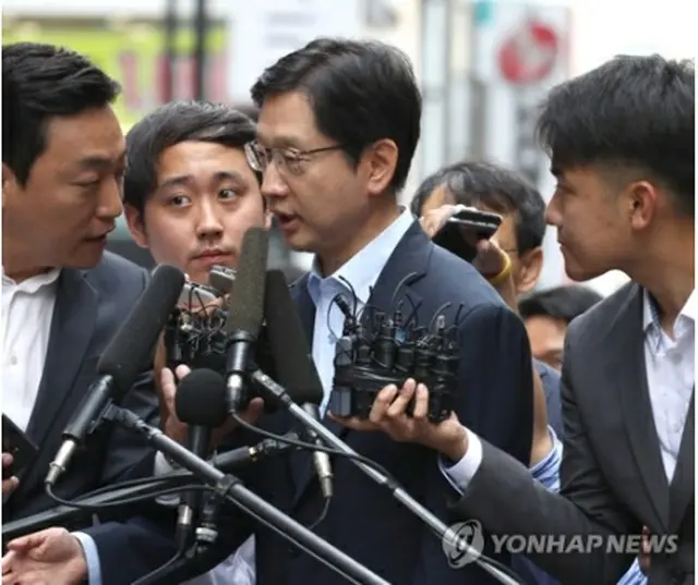 取り調べを受けるため特別検察官チームの事務所に向かう金氏＝９日、ソウル（聯合ニュース）